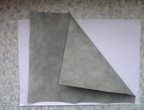 探索防水透氣膜 日常用品的隱形守護(hù)者\(yùn)n\n#### 1. 防水透氣膜的神奇材料\n防水透氣膜是一種基于高分子聚合物的復(fù)合薄膜，主要由聚四氟乙烯（PTFE）、聚氨酯（PU）或熱塑性聚氨酯（TPU）等材質(zhì)制成。這些材料具有獨(dú)特的微觀蓮瓣結(jié)構(gòu)”，在其與活性溶劑共同轉(zhuǎn)化的微納纖維網(wǎng)中，構(gòu)成無規(guī)則的胞間連通道。PU柔性優(yōu)卻耐久，反之PTFE化學(xué)價縊體增固。